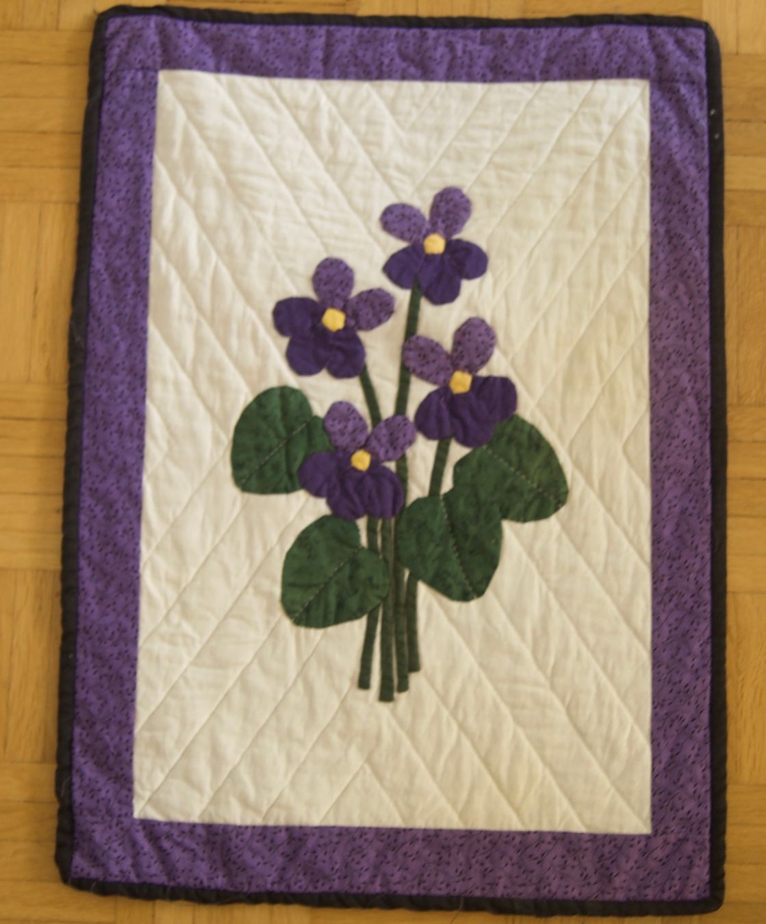 Poster & Bilder: Quilt Wandbild, Veilchenblumenstrauss – Gebraucht aus Luzern von Lampion 4