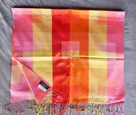 Echarpe 100% soie. Rose, jaune, rouge. Neuf, jamais porté.
