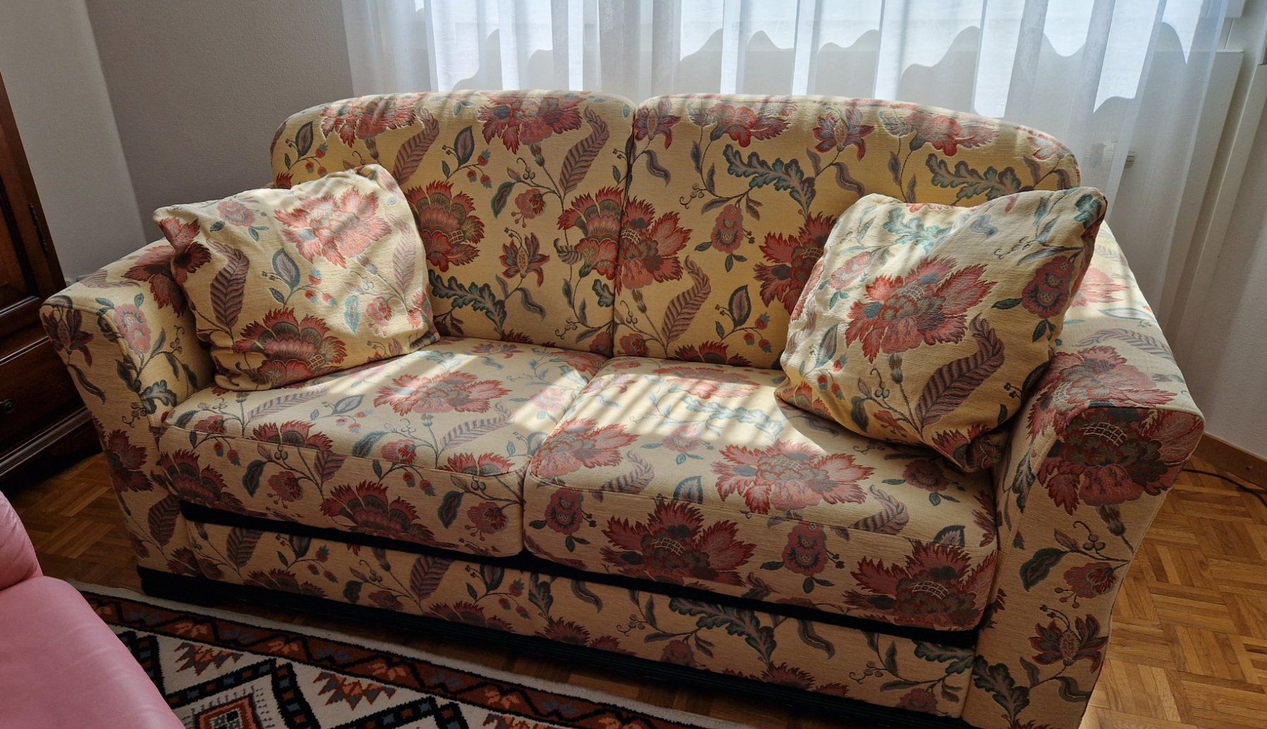 Sofas: Canapé tissu beige ocre à fleurs multicolores – Gebraucht aus Pully von Andalous