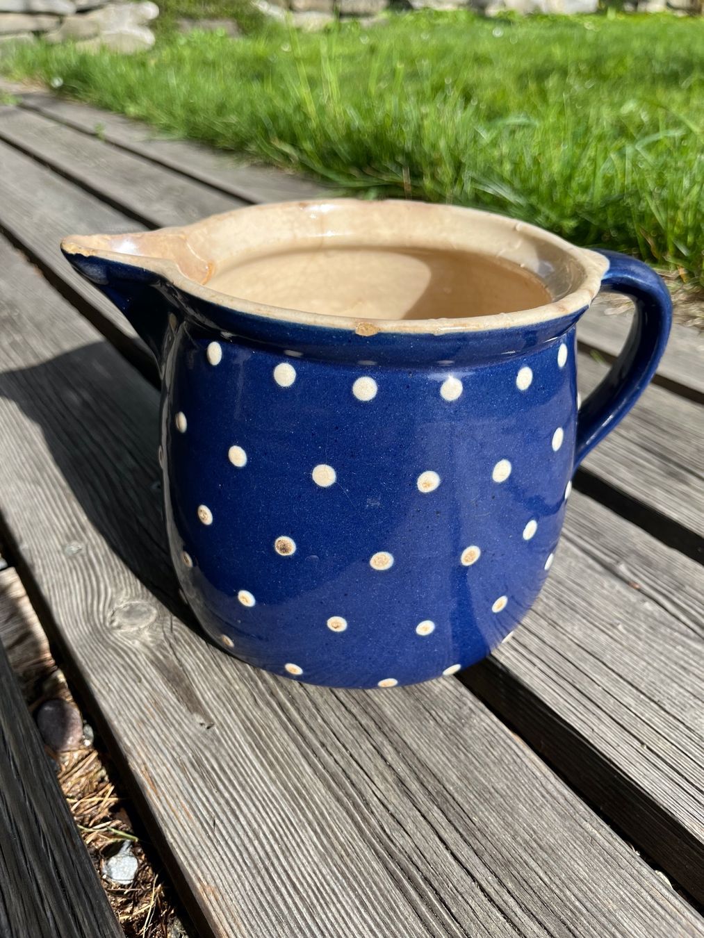 Caraffe: Blauer Keramik Krug mit weissen Punkten – Usato da Scharans venduto da frischerwind
