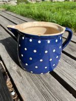 Blauer Keramik Krug mit weissen Punkten