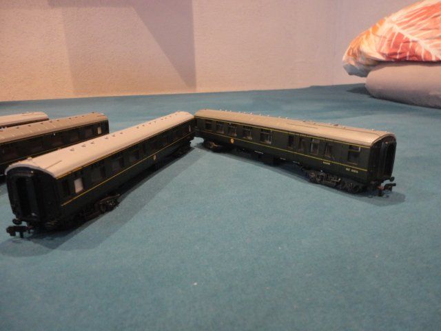 Trix Modelleisenbahnen: Trix Trains 4 Pullmann Wagen der British Railway ohne OKT – Gebraucht aus Wittenwil von trixmartin 4