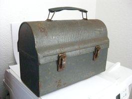 Vintage Lunchbox aus Metall mit Alterspatina.