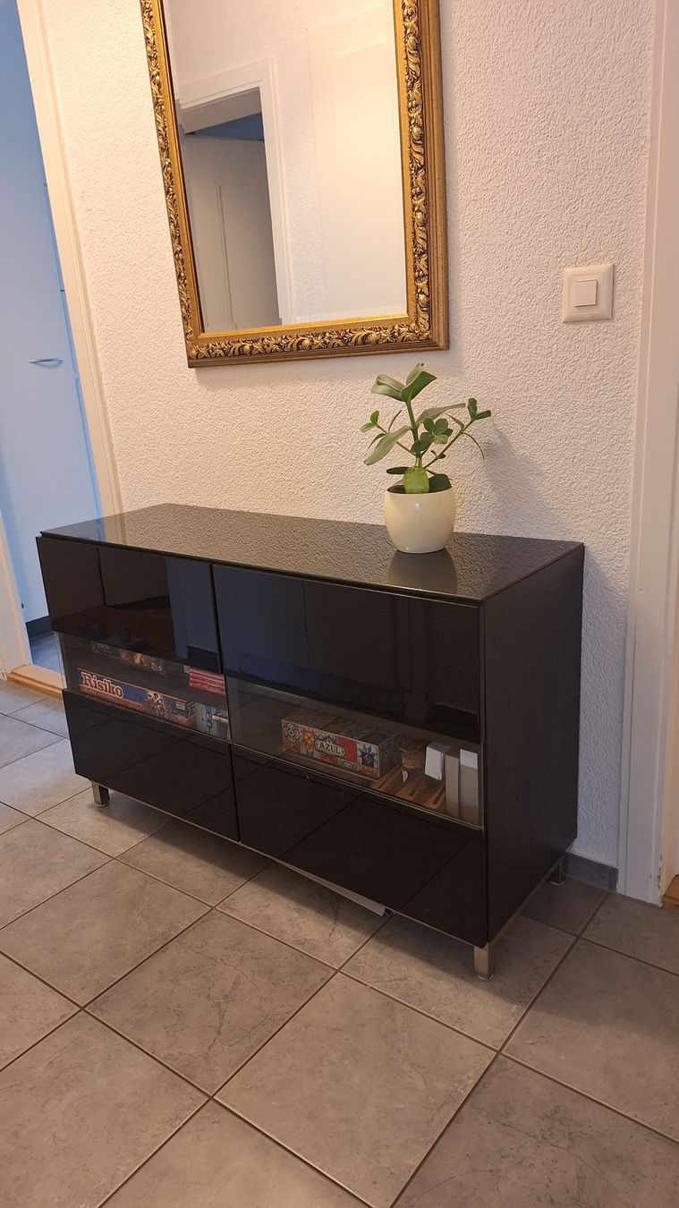 Cassettiere: Elegantes Hochglanz-Sideboard schwarz mit Glasablage – Usato da Zürich venduto da joh_5qf9 1