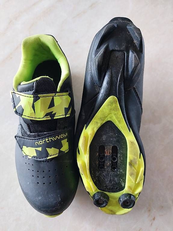 Schuhe für Jungen: Veloschuhe Gr.35 – Gebraucht aus Eggersriet von monibenz79