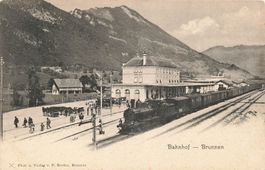 Brunnen - Bahnhof mit Fuhrwerken