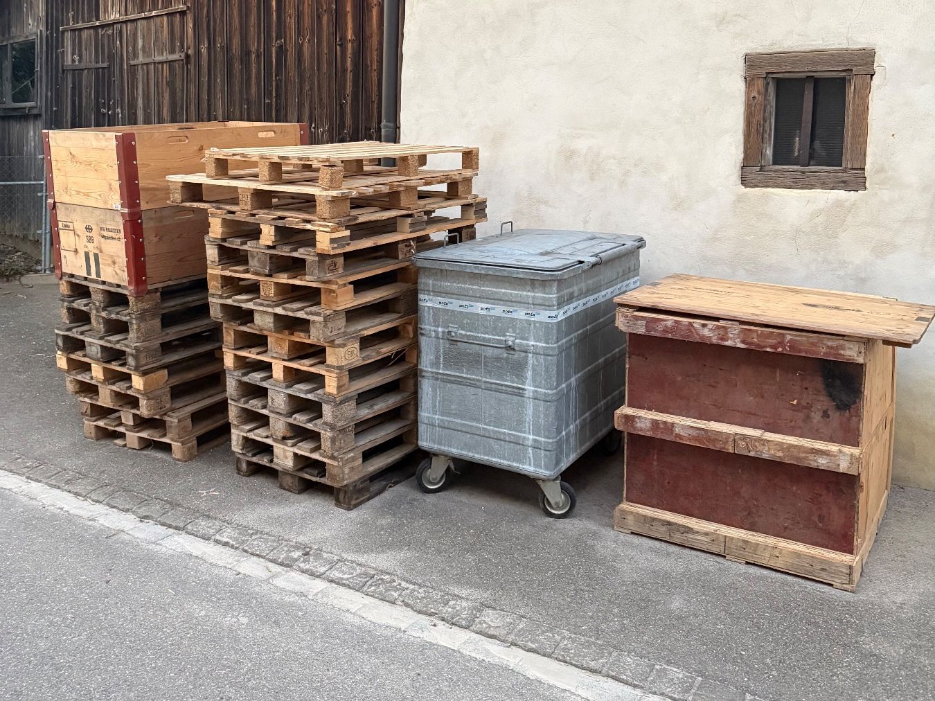 Pallets: Diverse Holz Paletten – Usato da Hallau venduto da mofaplus