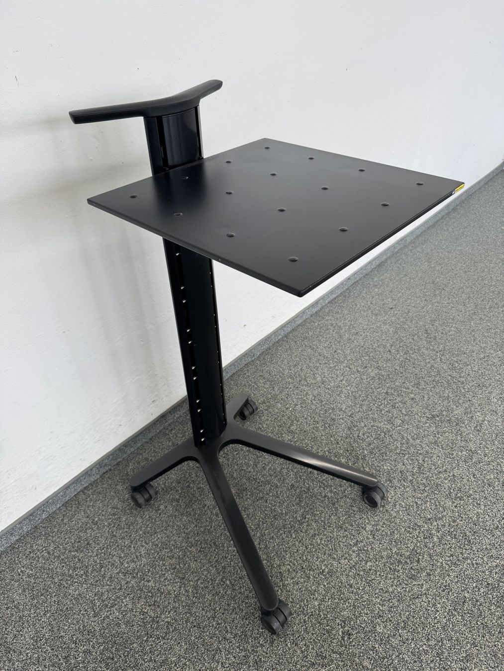 Scrivanie: Wilkhahn Confair Mobiles Pult – Usato da Schönenwerd venduto da mcofficeshop 1