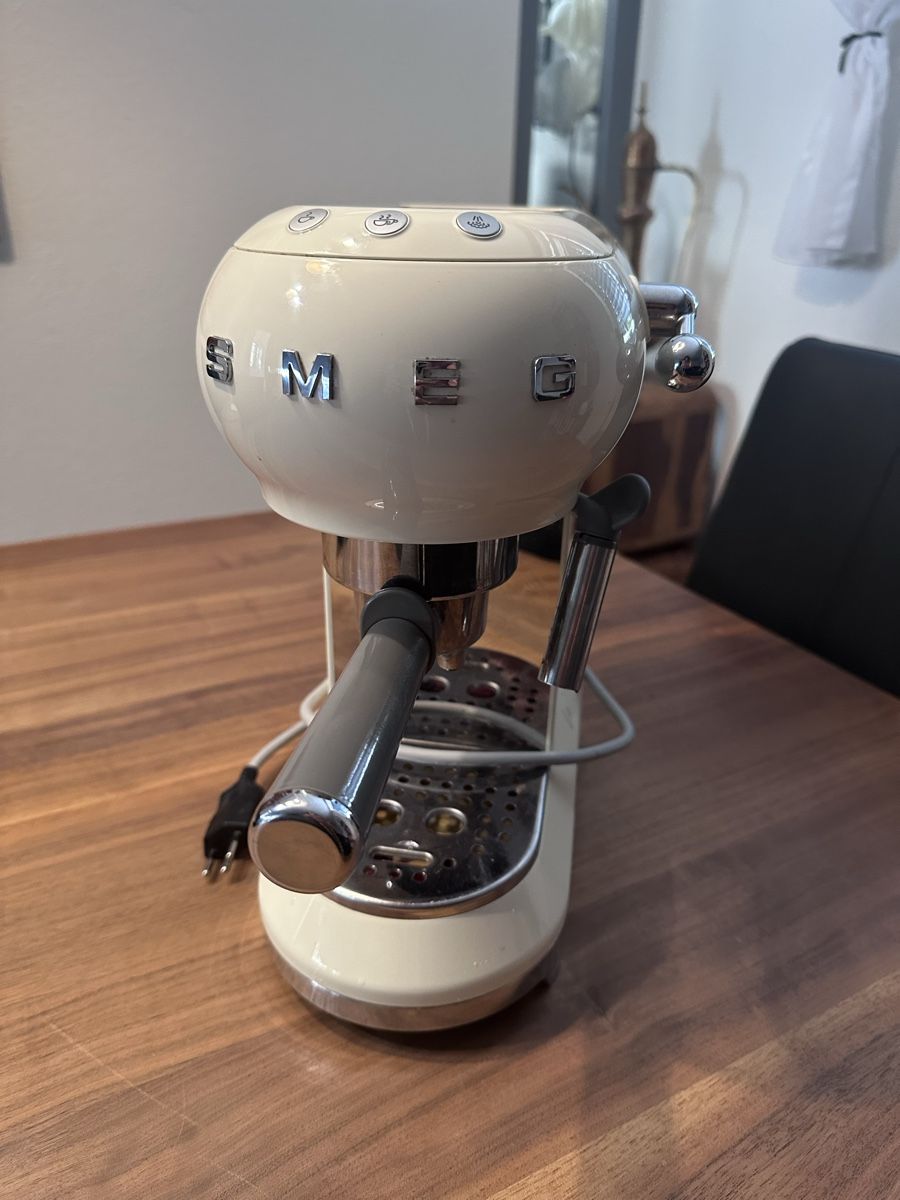 Smeg Macchine per caffè & Macchine per espresso: SMEG Siebträgermaschine Farbe Creme – Usato da Bergdietikon venduto da Joyosa