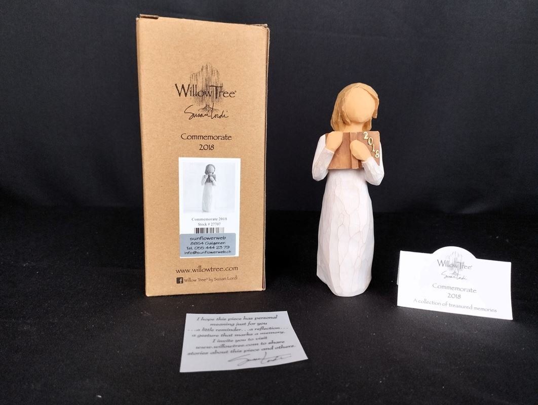 Willow Tree Statuette: DEMDACO Willow Tree Figur Commemorate 2018 – Nuovo (secondo la descrizione) da Schübelbach venduto da Restwert_Schubelbach