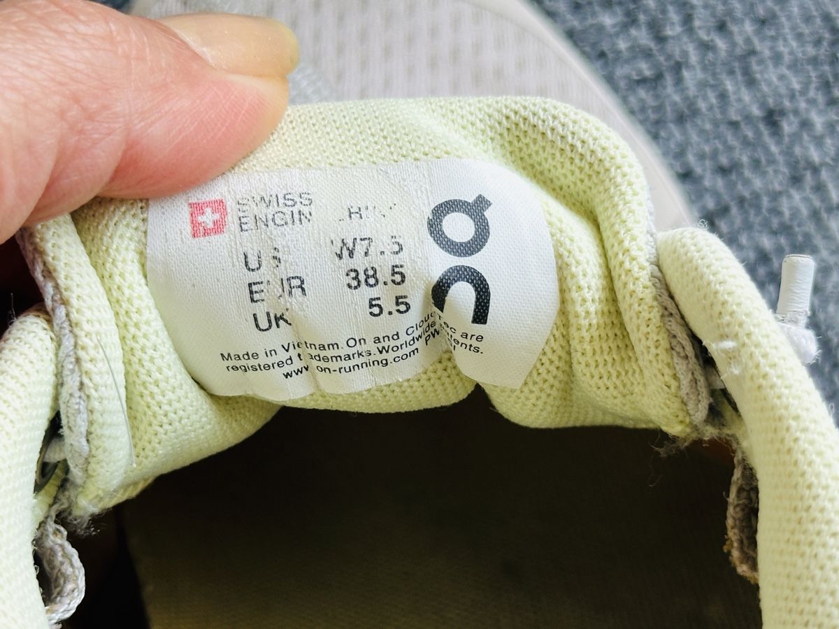 On Scarpe da donna: On cloud 5 femmes taille 38.5 – Usato da Bulle venduto da LeMoleson 7
