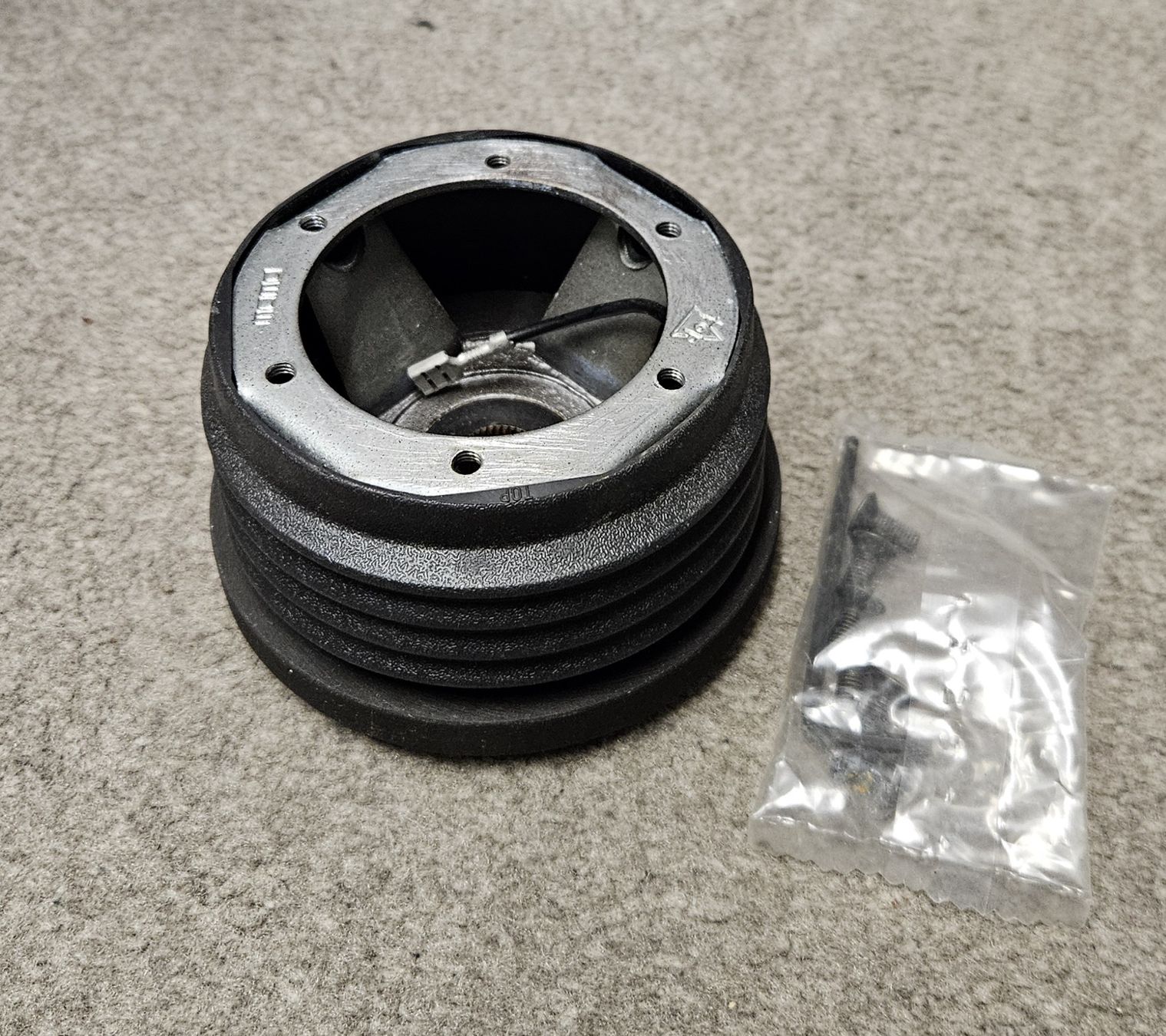 Mazda Toutes les pièces auto: Momo Oldtimer Lenkradnabe Mazda 626 / Xedos 6 /MX6 – Neuf (Voir description) à Dachsen par Topparts1