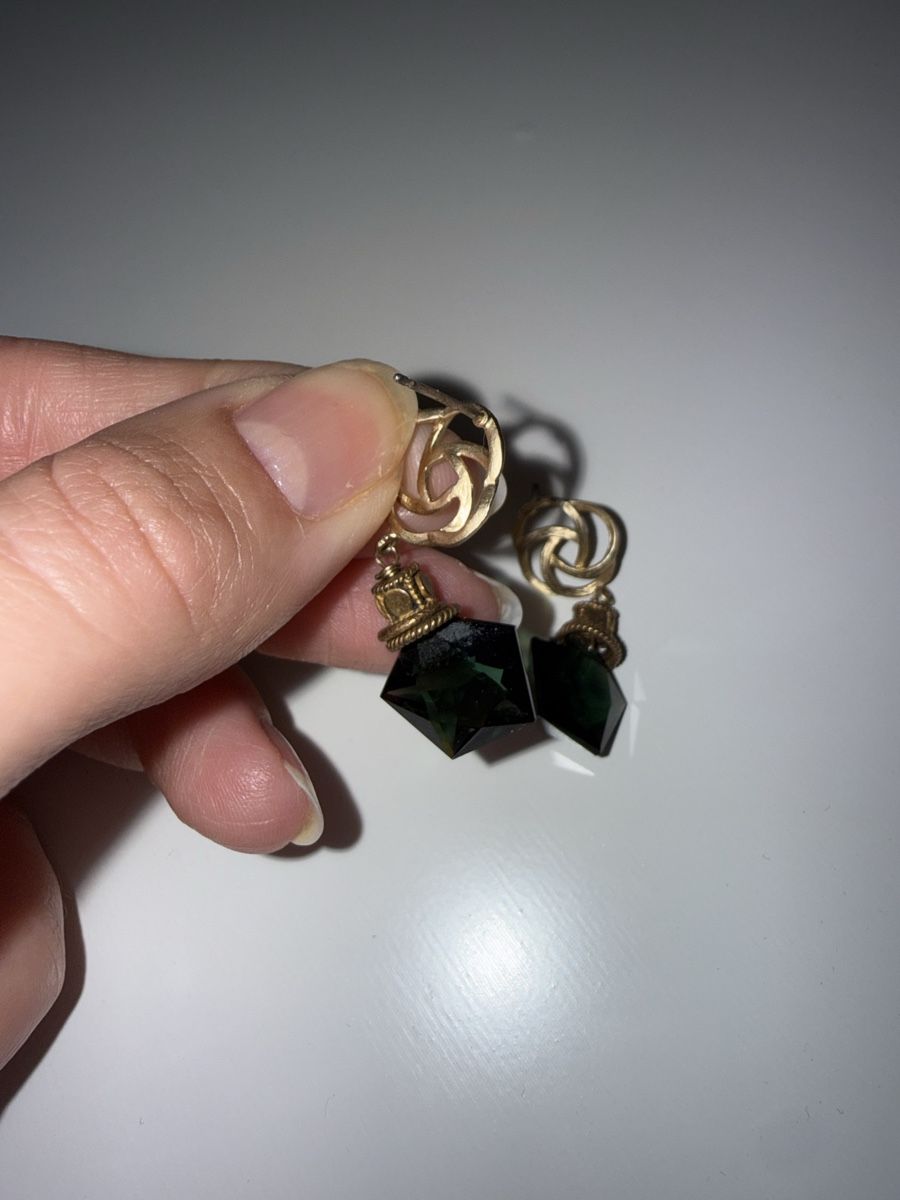 Boucles d'oreille: Antike Ohrstecker mit grünem Stein – D'occasion à Bottmingen par Itsclaire 1