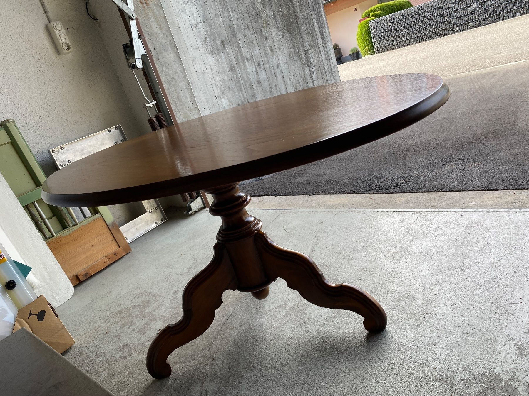 Tische: Antiker Salontisch Holz oval – Gebraucht aus Appenzell Meistersrüte von zongabolla 2