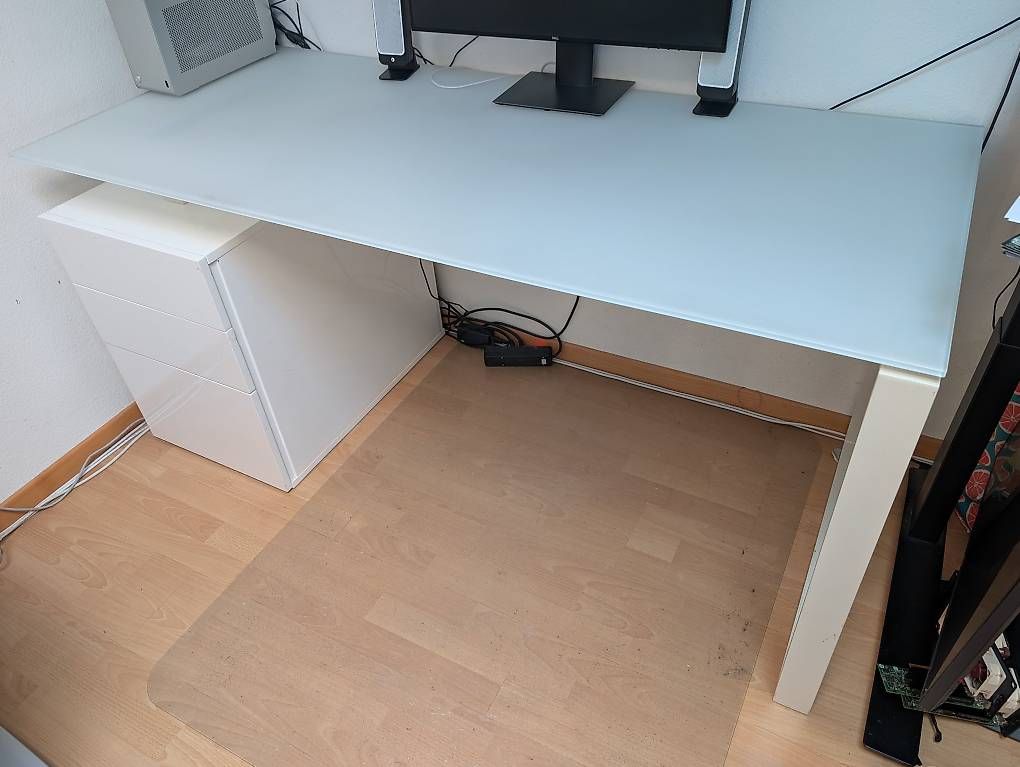 Schreibtische: Schreibtisch mit Glasplatte – Gebraucht aus Luzern von FlorenceM