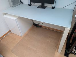 Schreibtisch mit Glasplatte