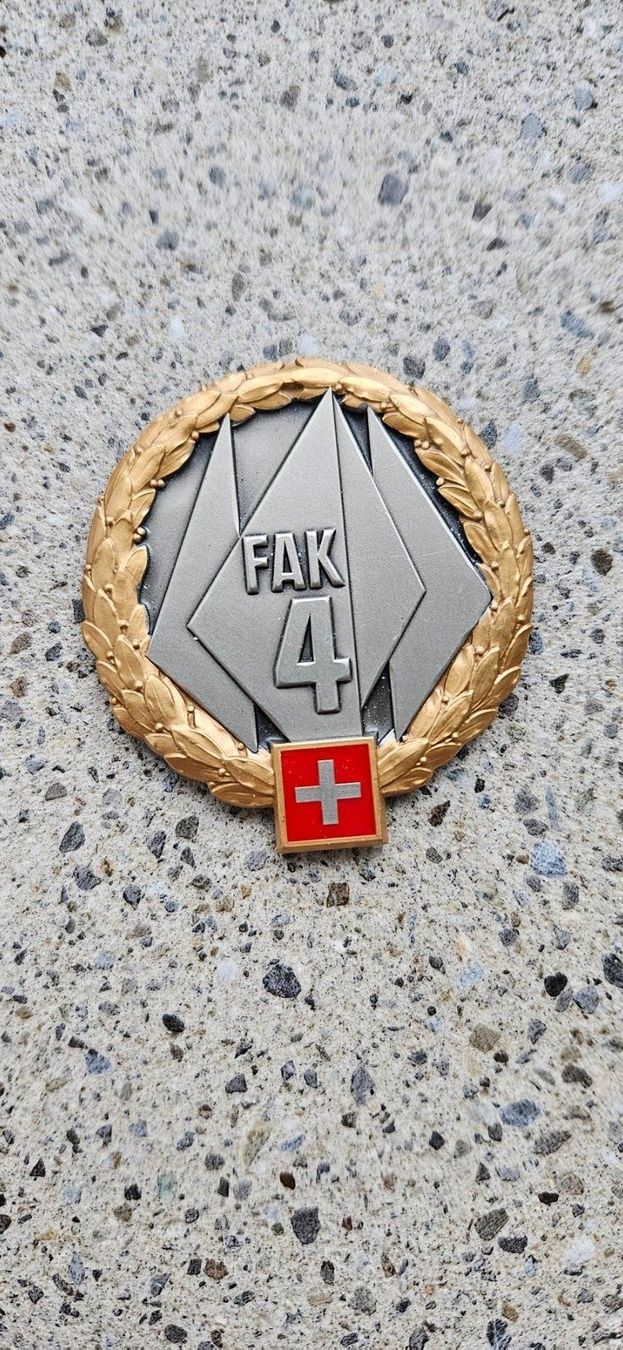 Schweizer Armee Placchette & Badge: *** Beretemblem Gold Offizier Schweizer Armee *** – Nuovo e nell'imballaggio originale da Riedholz venduto da fr_sIruP