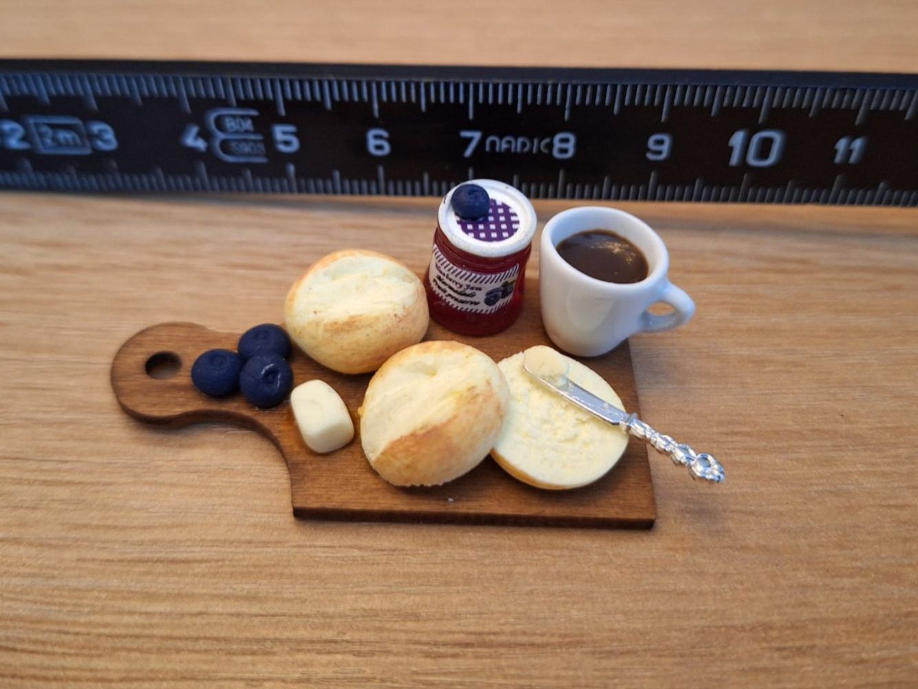 Case e mobili per bambole: Handmade Frühstücksbrett – Nuovo (secondo la descrizione) da Zürich venduto da HandmadeTinyFood 1