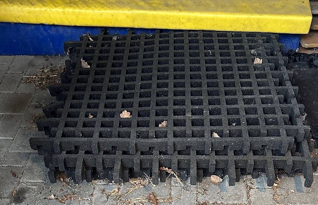 Bodenbeläge: Fallschutzmatten – Gebraucht aus Ruggell von wFritsche