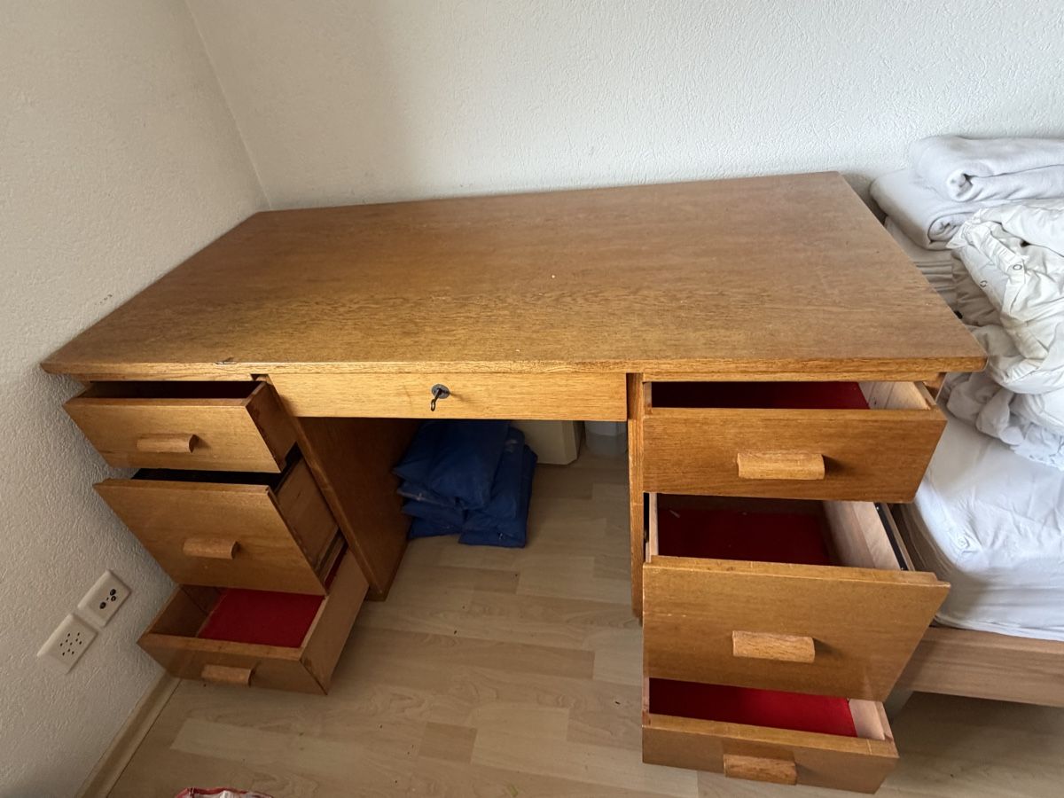Schreibtische: Alter, massiver Schreibstisch – Gebraucht aus Aarau von Maeschi4 2