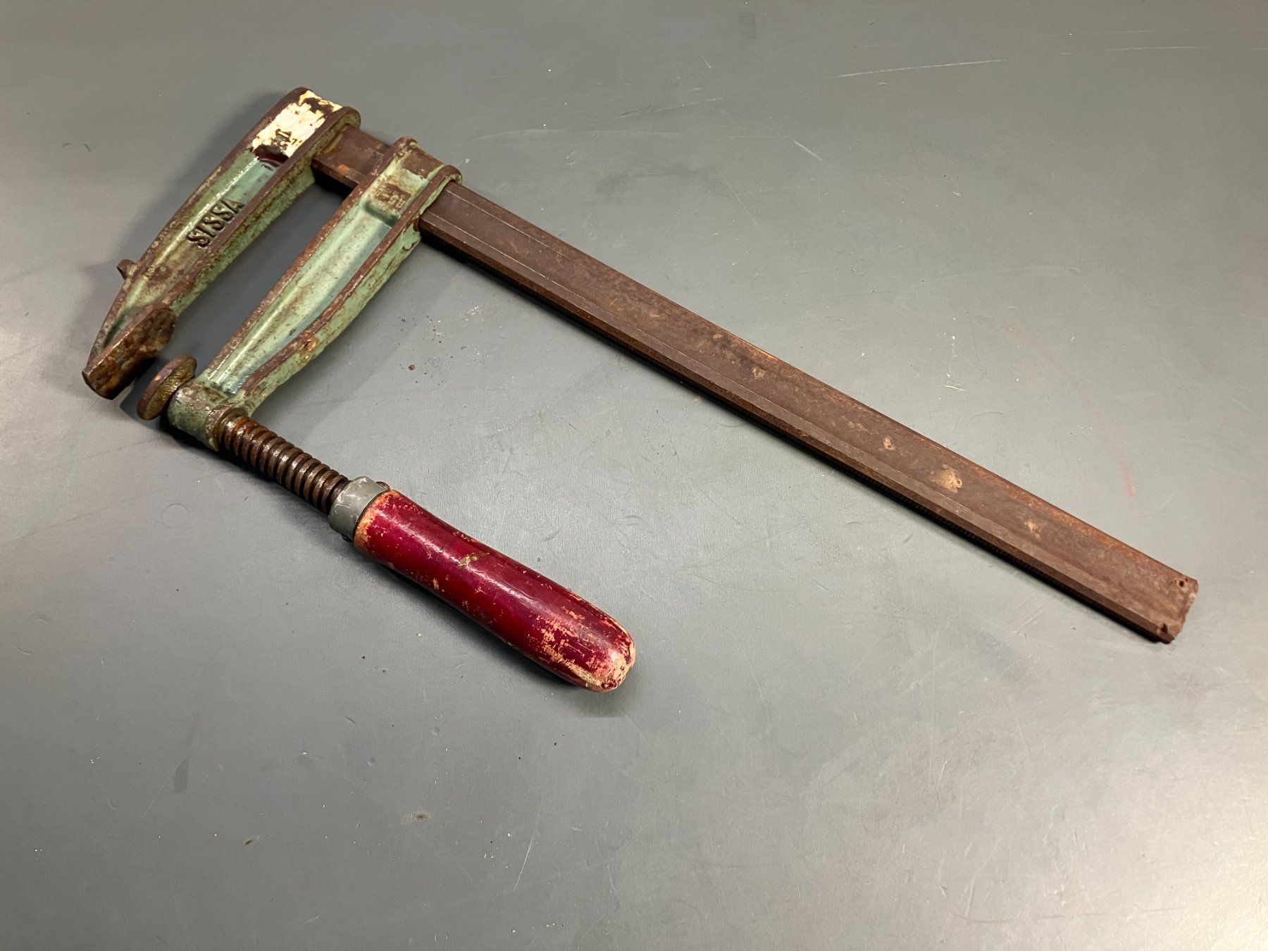 Tutti gli attrezzi: gr. alte Schraubzwinge ca. 50cm lang ab 1.- – Usato da Lichtensteig venduto da Buy24International