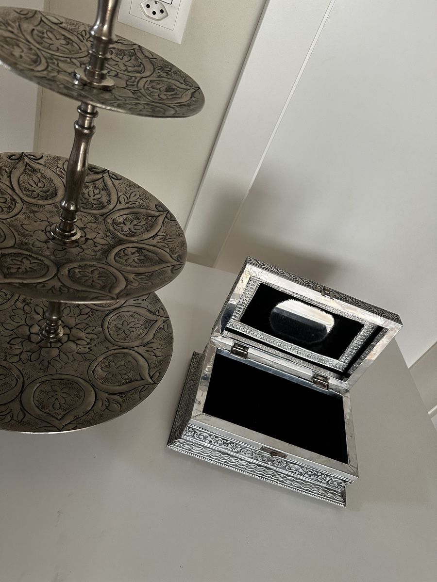 Tutte le decorazioni: Etageren Set mit Schmuckdose silberfarben Metall – Usato da Esslingen venduto da jfr_56rs 7