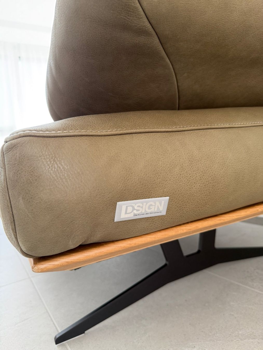 Divani: Leder-Garnitur DSIGN Fatilo (2x Sofa + Hocker) Wildeiche – Usato da Aarau Rohr venduto da HappyKoala 4