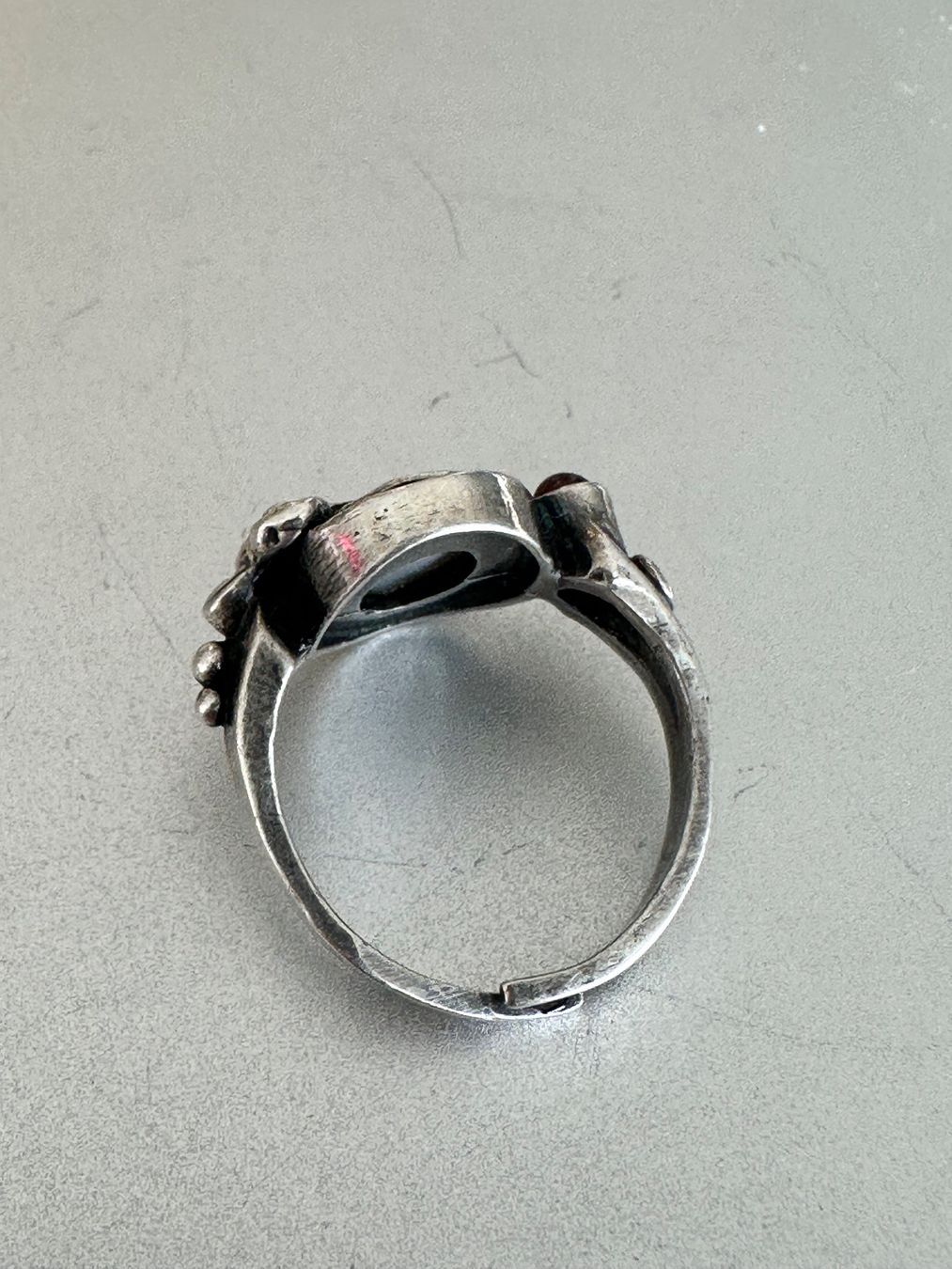 Anelli: Vintage Silber Ring, mit Perlmutt & Granat, Perli: 56-57 – Usato da Onex venduto da Antiqueshow 3