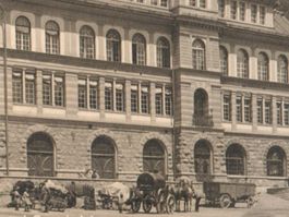ST.MORITZ: Schul- und Gemeindehaus mit Fuhrwerken 1918