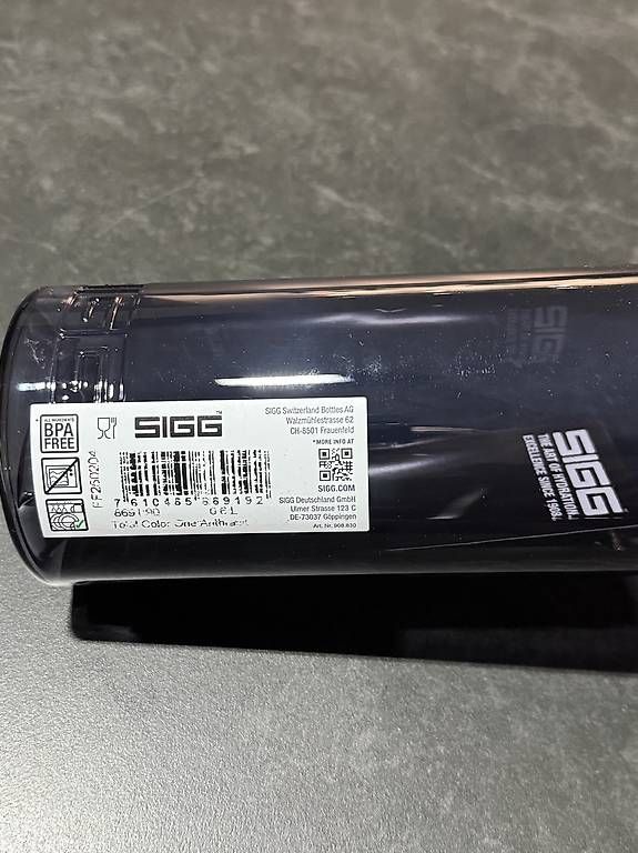 Sigg Trinkflaschen & Thermosflaschen: NEU - SIGG Trinkflasche Total Color One 0.6L Anthrazit – Gebraucht aus Neuhausen von francesco1993 3