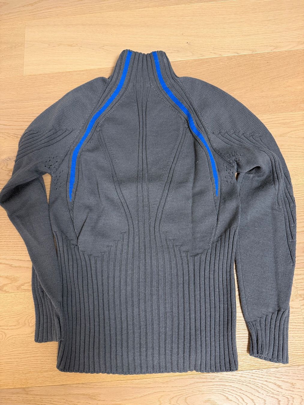 Peak Performance Kleiderpakete: 3 Pullover Falke & Peak Performance – Gebraucht aus Ennetbaden von Katiusia 2