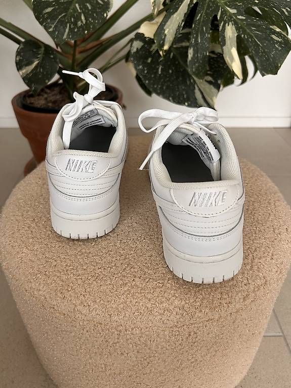 Nike Scarpe da uomo: Nike SB Dunk Low Pro Triple White – Usato da Zürich venduto da laraaimee 3