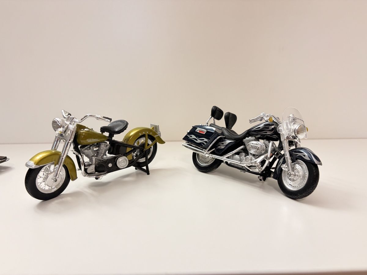 Harley-Davidson Schilder: Harley-Davidson Schild mit 2 Modellen – Gebraucht aus Lupsingen von quirli.k 1