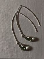 Boucles incurvées argentées avec cabochon vert clai