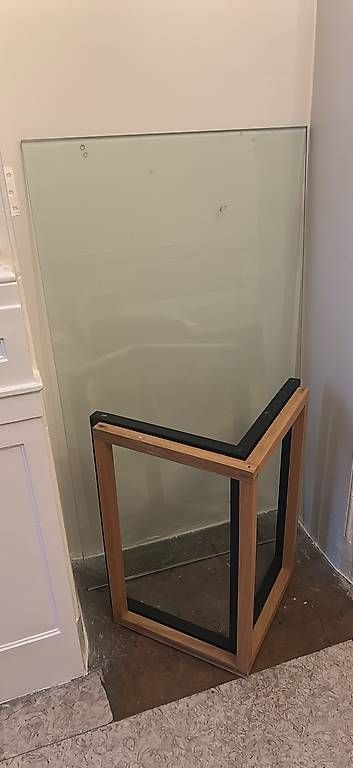 Tische: Table en verre avec pieds en bois – Gebraucht aus Genève von AlicedeDardel 1