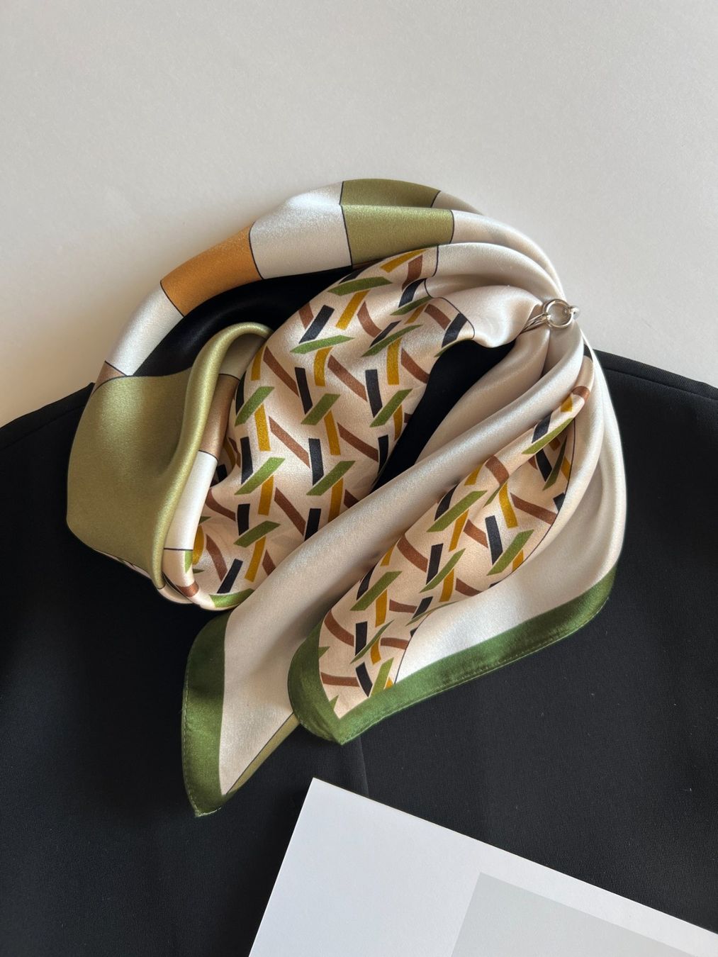 Foulard & Sciarpe: New 68cm Seidentuch, Geometric Pattern Green Silk Scarf – Nuovo e nell'imballaggio originale da Baar venduto da virginiablossoms 3