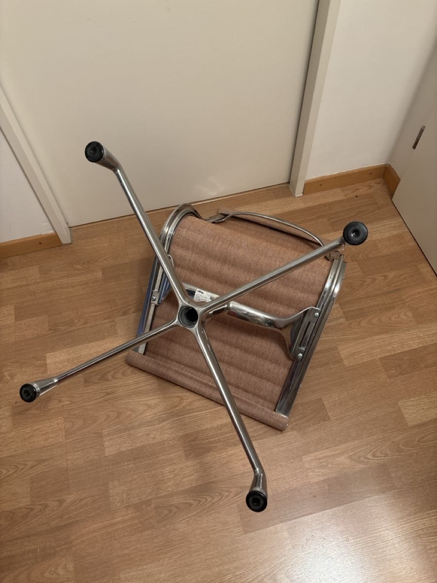 Vitra Sedie: Vitra Eames Alu Design Stuhl – Usato da Basel venduto da magnummarine 1