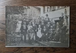 Altes Gruppenbild mit Fahne- kann es jemand zuordnen?