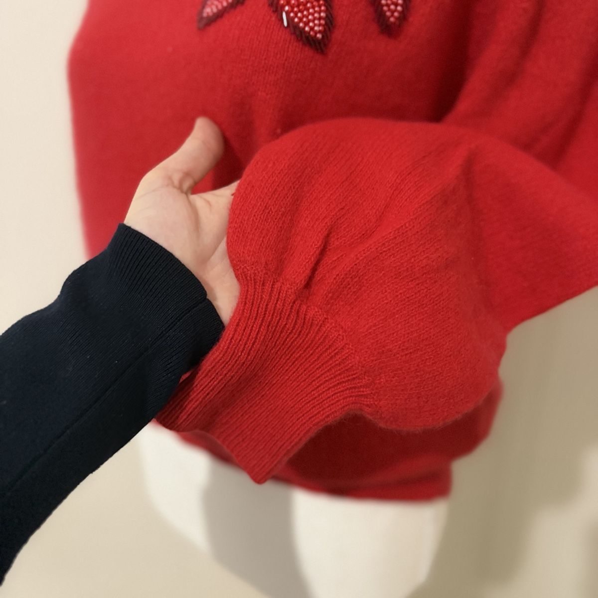 Pulls & Sweat-shirts: Pull rouge à perles brodées fleurs  – D'occasion à Les Acacias par simonet20 2