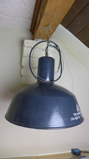 Lampes: Atike Fabriklampe mit grauem Emailschirm – D'occasion à Zürich par thn_gx89