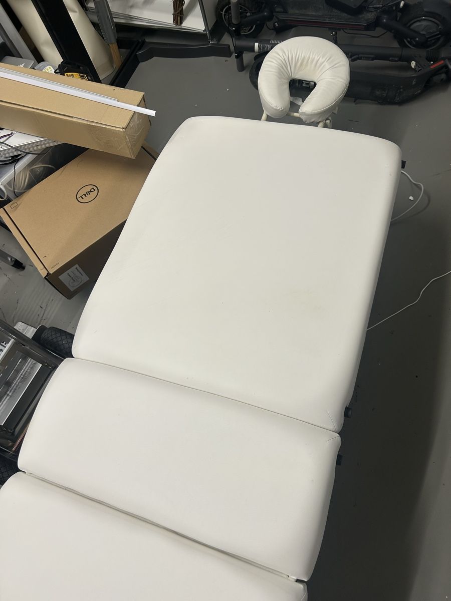 Kosmetik-& Massageliegen: Massageliege Convertible elektrisch weiss – Gebraucht aus Oetwil am See von ani_7x9l 2