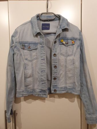 Jeansjacke Gr. 36 / 38 inkl. Pins