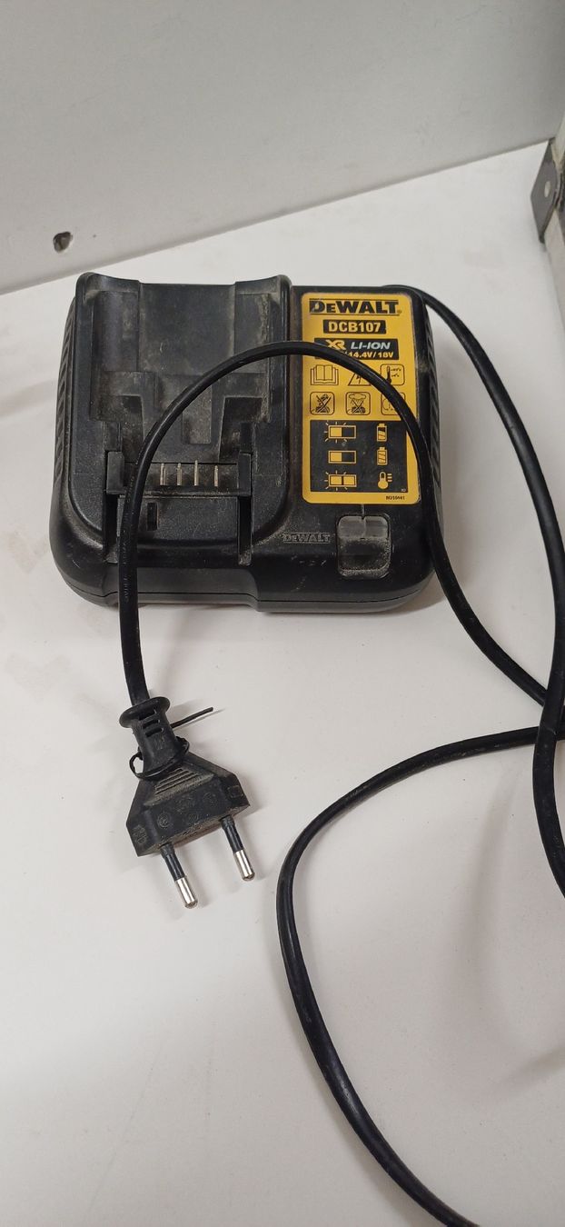 Dewalt Tutti gli attrezzi: DeWalt Kreuzlinienlaser mit Ladegerät  – Difettoso da Au TG venduto da aatec_105 2