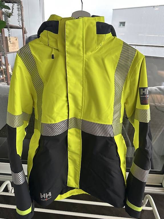 Giacche: Neu: Helly Hansen Warnschutz Winterjacke Gr. M – Usato da Oberhasli venduto da alexandrawuerzburger