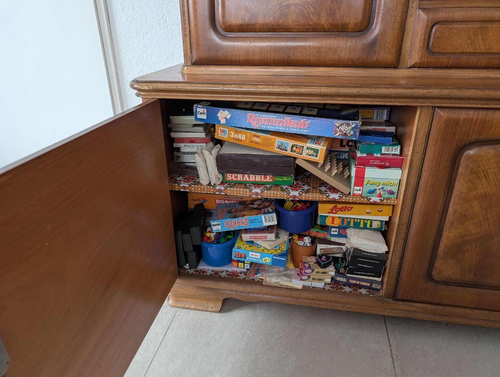 Vetrine: Buffet Schrank Holz mit Glasvitrine und Fächern, ohne Inhalt – Usato da Rottenschwil venduto da honda4rt 4