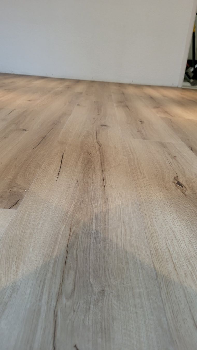 Articoli in legno: Vinyl Designboden eiche Wasserfest mit klick Verbindung – Nuovo e nell'imballaggio originale da Rothrist venduto da swiss-laminat 7