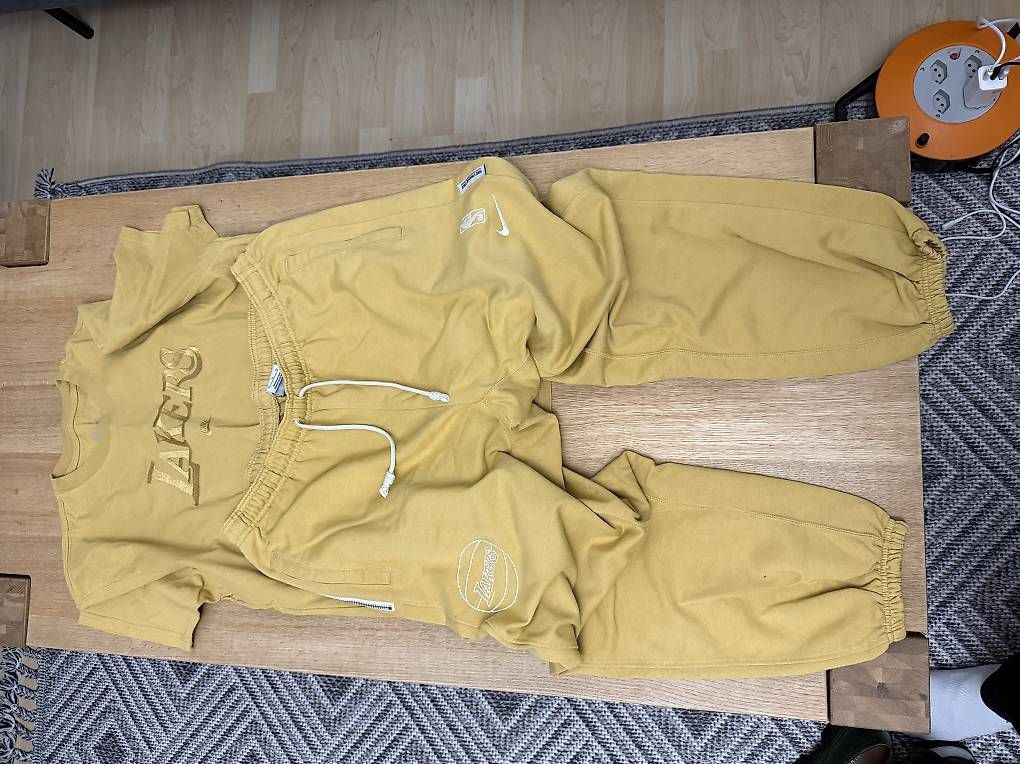 Lakers Canottiere & Pantaloni: Nike Lakers Trainingsset gelb – Usato da Schaffhausen venduto da Goni17 1
