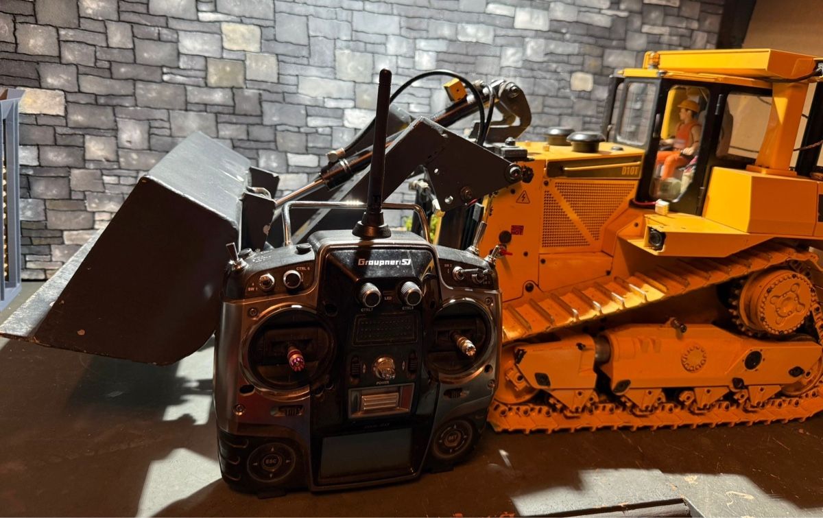 Modellismo RC: RC Bulldozer, Planierraupe 1:14 Hydraulisch – Usato da Altdorf UR venduto da modellbau-widmer 1