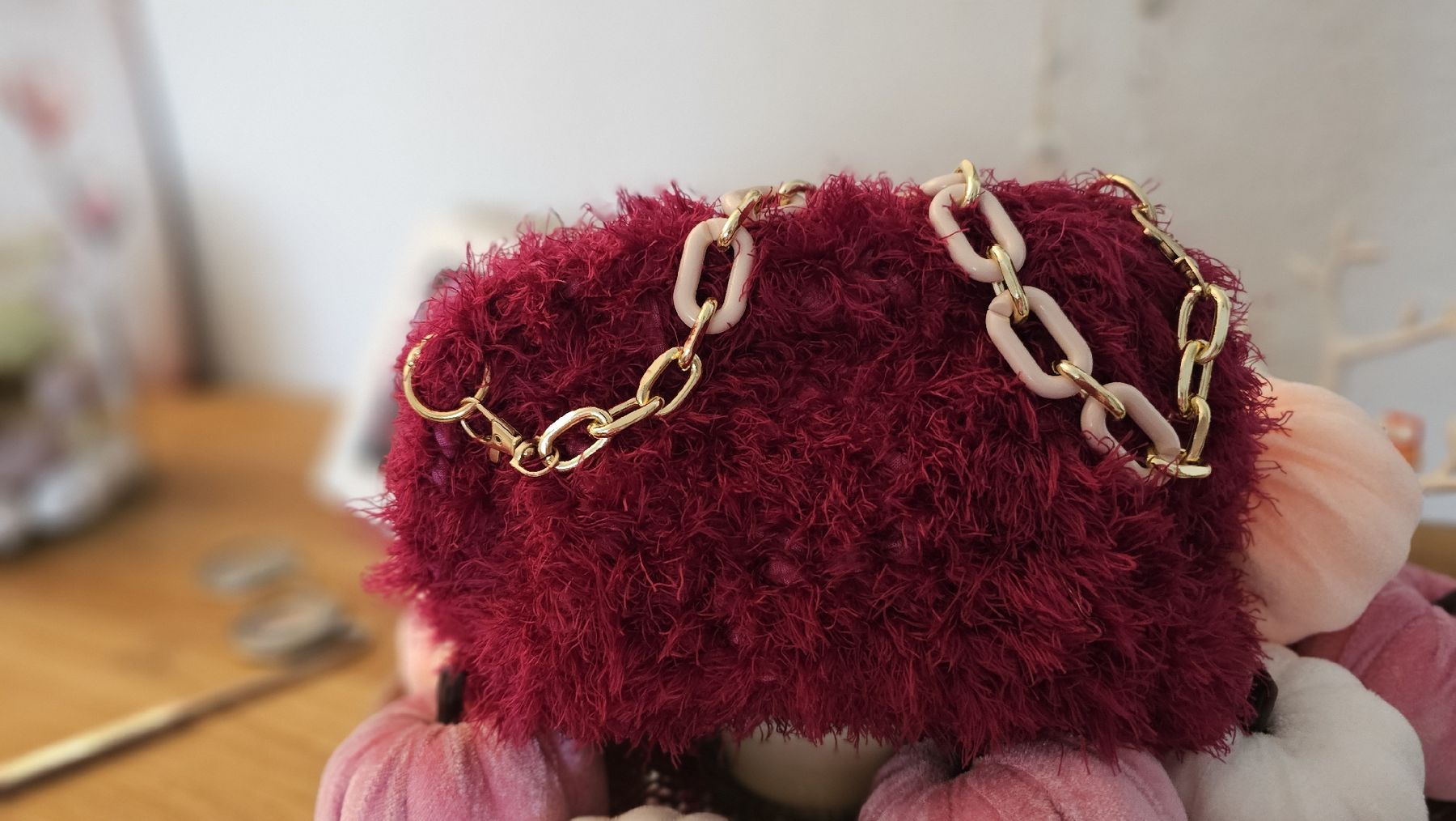 Taschen für Damen: Handtasche Clutch rot und fluffig – Neu und originalverpackt aus Fehraltorf von lisam16 3