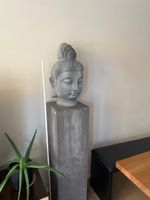 Buddha Kopf mit Säule